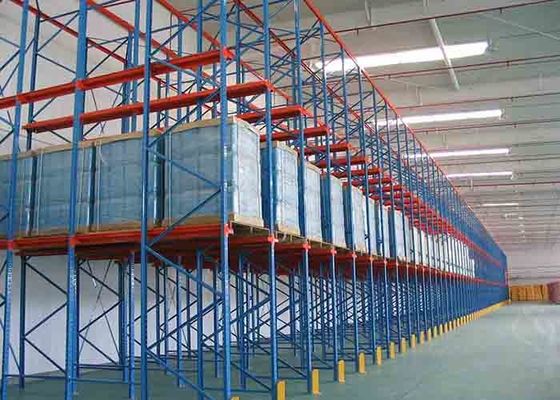 با رنگ پوستر پوستر، در قفسه های ذخیره سازی فولاد صنعتی رانندگی کنید